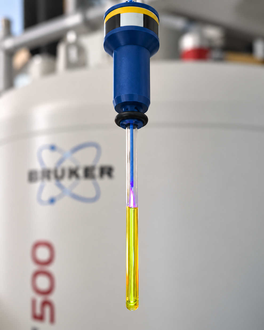 Illuminated NMR sample with an optical fibre