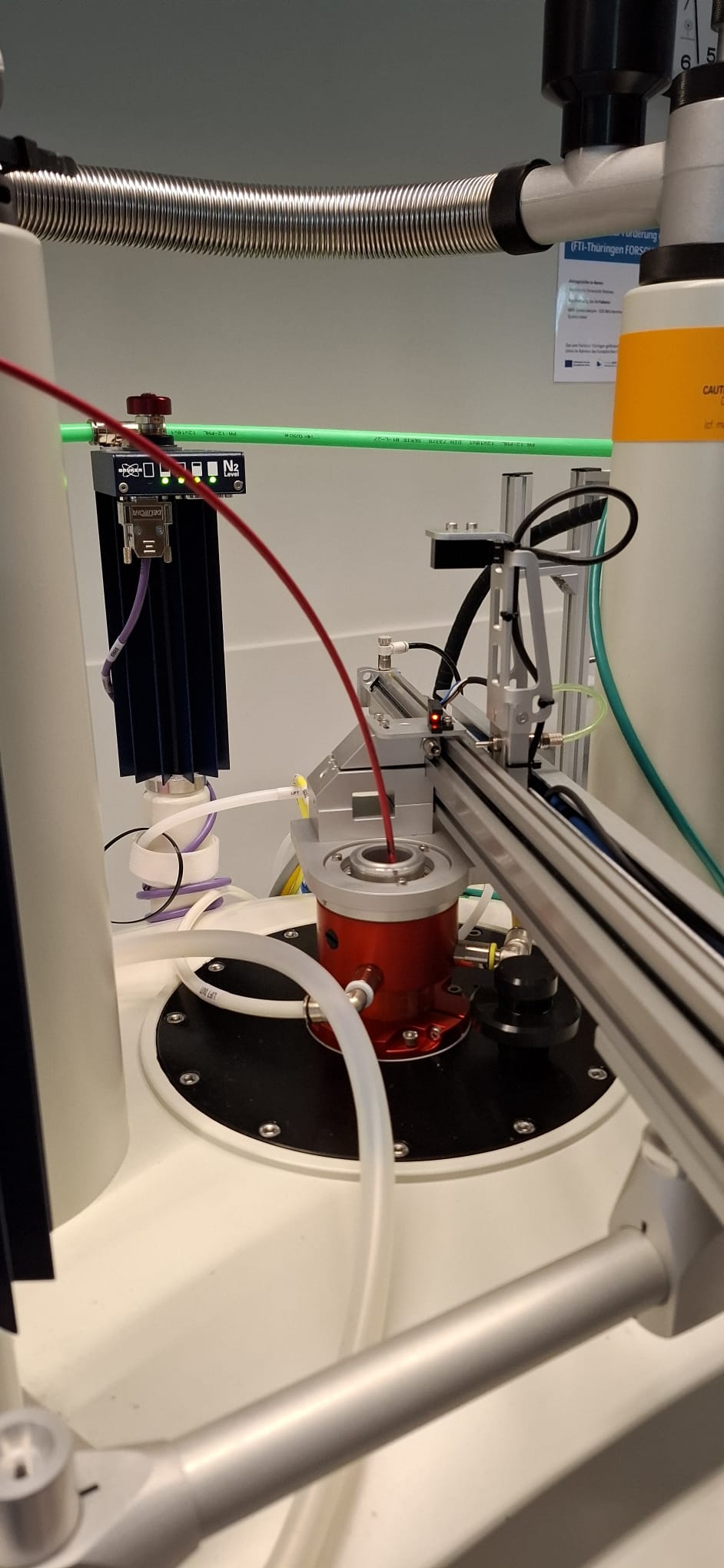 Fibre-coupled irradiation arrangement at the NMR spectrometer